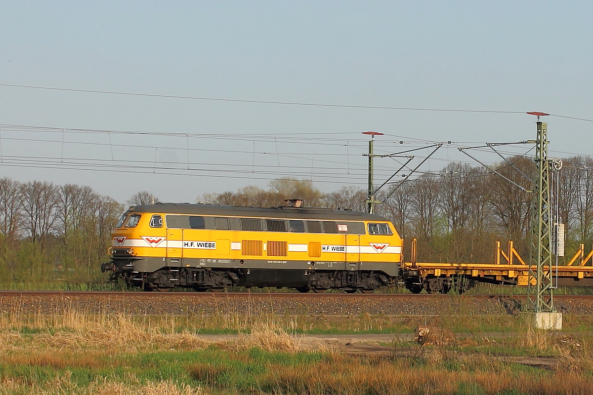 Die 216 032-3 der Fa. H. F. Wiebe fährt am 18.04.2018 durch Nassenheide.