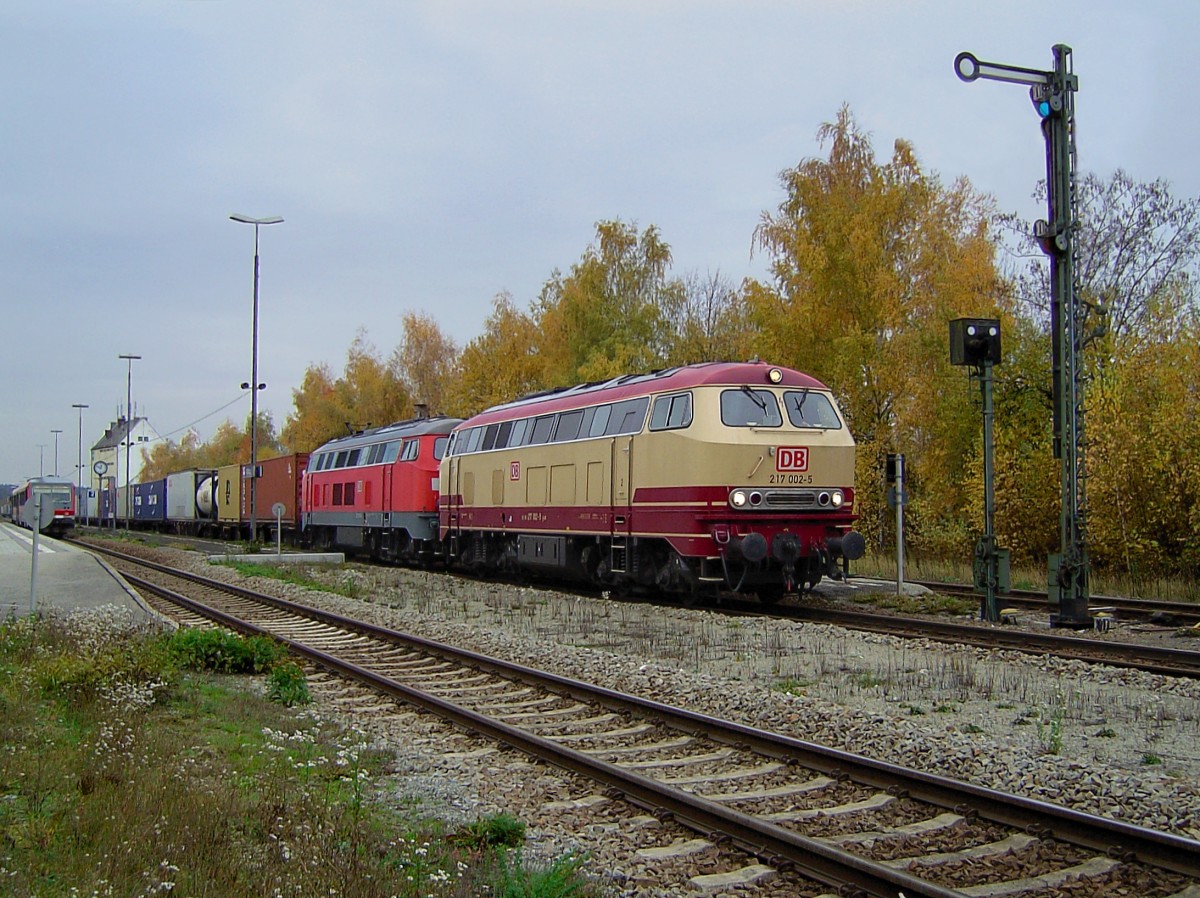 Die 217 002 und die 217 011 mit einem Containerzug am 30.10.2007 bei der Ausfahrt aus Altötting.