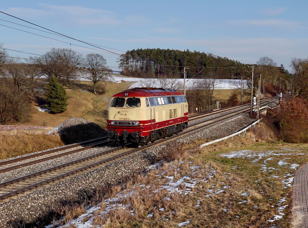Die 217 002 am 24.02.2018 unterwegs bei Alberndorf.
