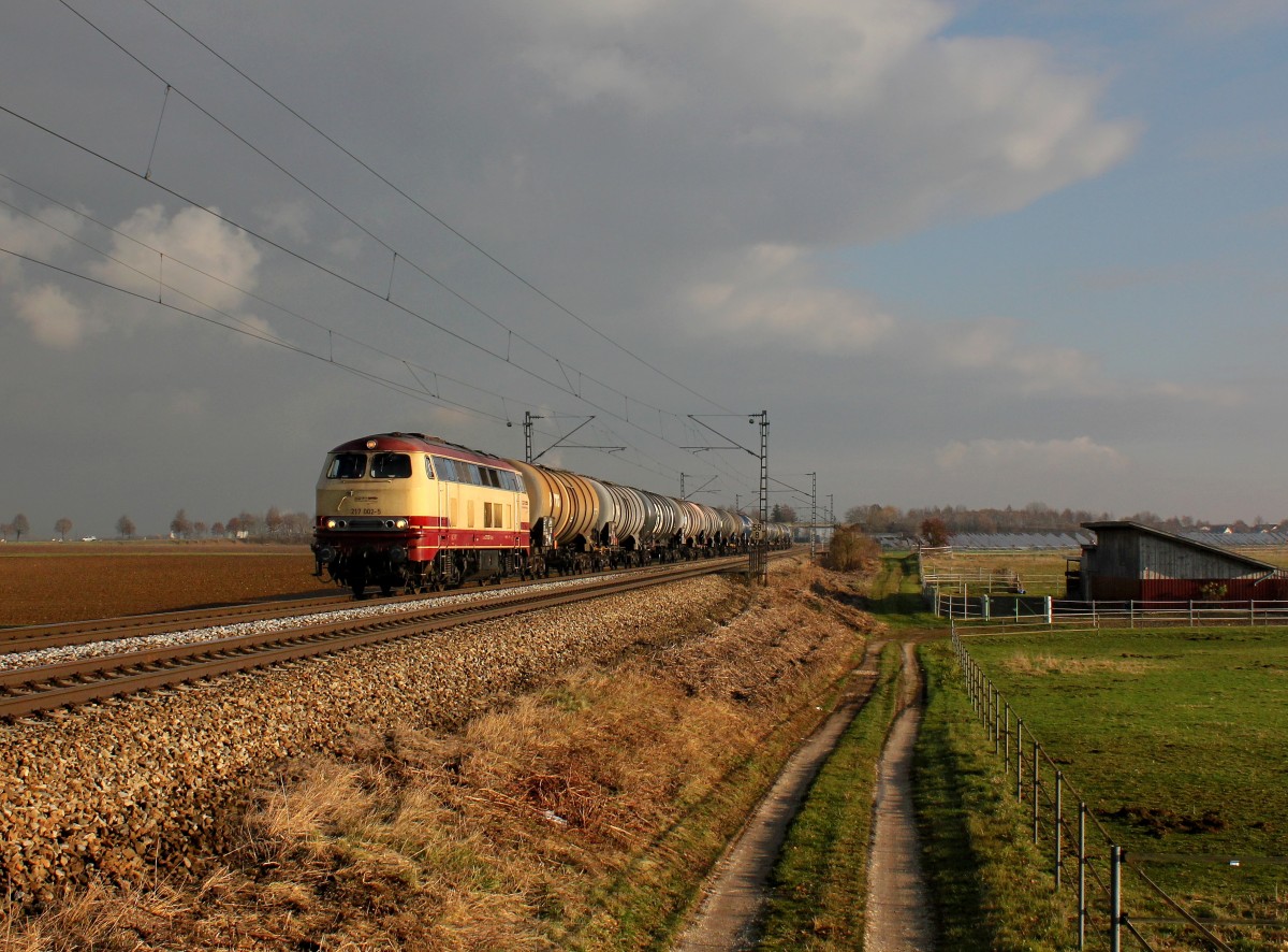 Die 217 002 mit einem Kesselzug am 27.11.2015 unterwegs bei Stephansposching.