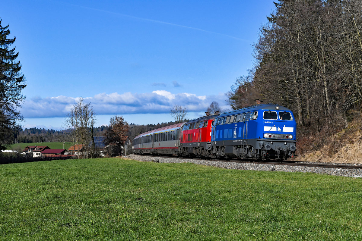 Die 218 055 der Press war mir auch eine fahrzeugorientiertere Aufnahme wert. Am 05. Januar 2020 konnte ich die ehemalige 218 458 gemeinsam mit der 218 488 von Railsystems vor dem über Memmingen umgeleiteten IC 118 bei Waltersberg aufnehmen. An diesem Streckenabschnitt waren im Rahmen der Elektrifizierung zum Aufnahmezeitpunkt noch keine Masten aufgestellt.  