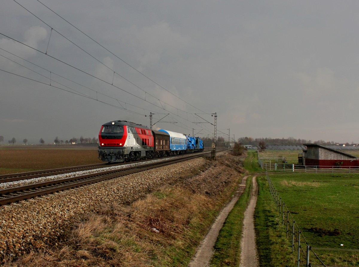 Die 218 256 mit einem Trafowagen am 27.11.2015 unterwegs bei Stephansposching.
