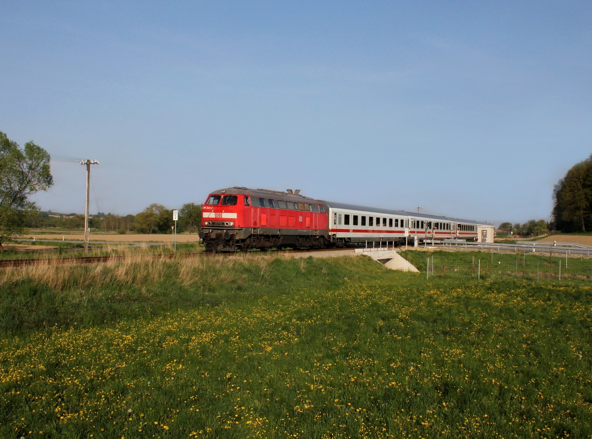 Die 218 343 mit dem IC Rottalerland am 26.04.2014 unterwegs bei Bad Birnbach.