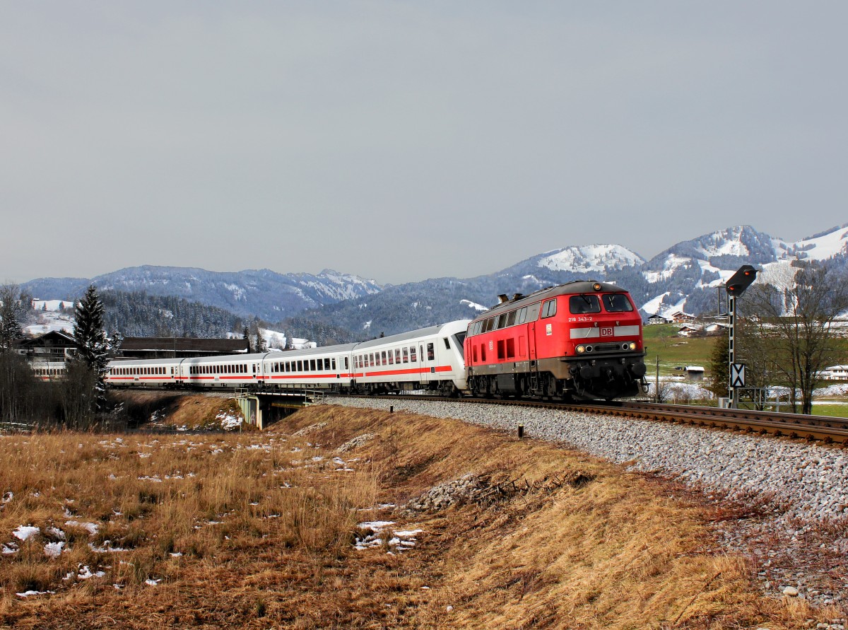 Die 218 343 mit einem IC Allgäu am 27.02.2016 unterwegs bei Fischen.