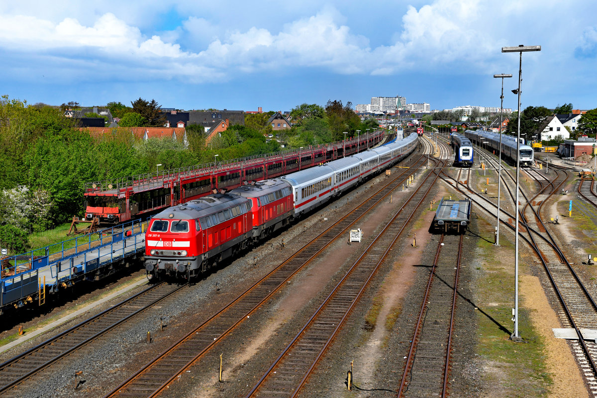 Die 218 397 und 344 haben gerade den Bahnhof Westerland verlassen und beschleunigen nun ihre Fahrt mit dem IC 2311 in Richtung Hindenburgdamm und Festland. Bei Durchfahrt des Zuges in Tinnum zeigte sich glücklicherweise kurz die Sonne (03. Mai 2019).