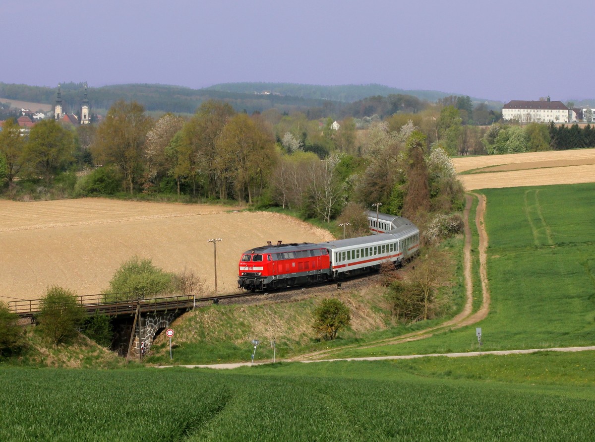 Die 218 401 mit dem IC Rottalerland am 12.04.2014 unterwegs bei Fürstenzell.