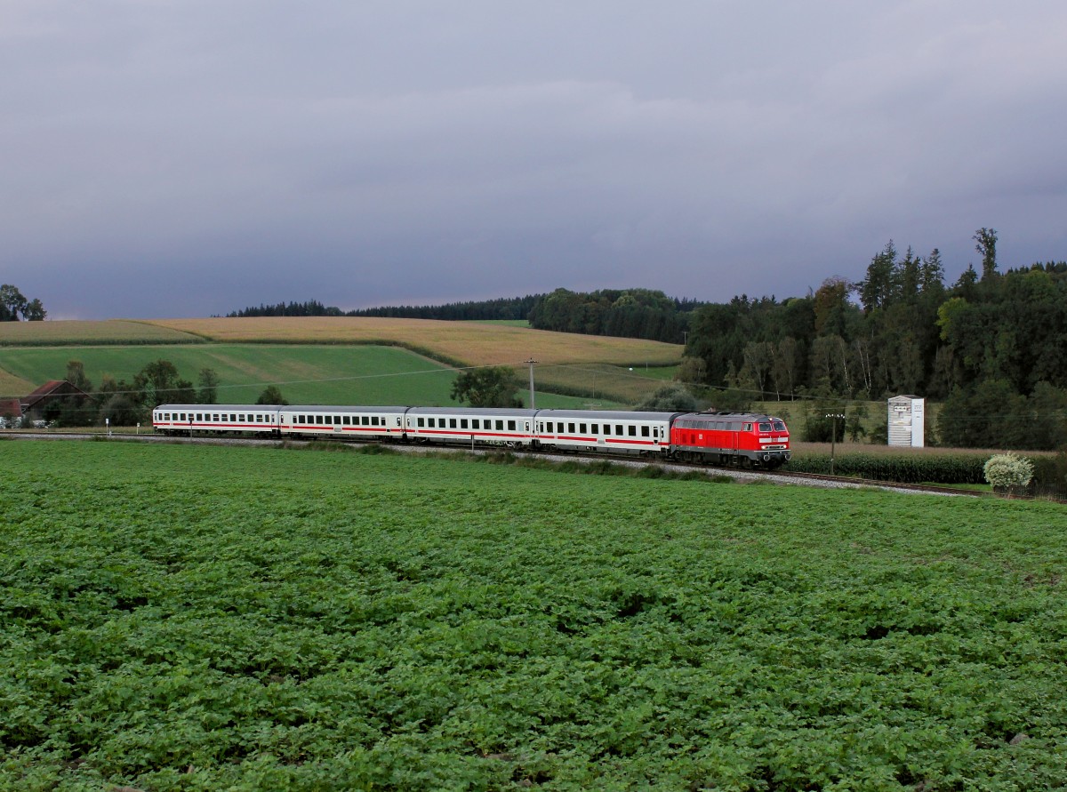 Die 218 401 mit dem IC Rottalerland am 20.09.2014 unterwegs bei Engertsham.