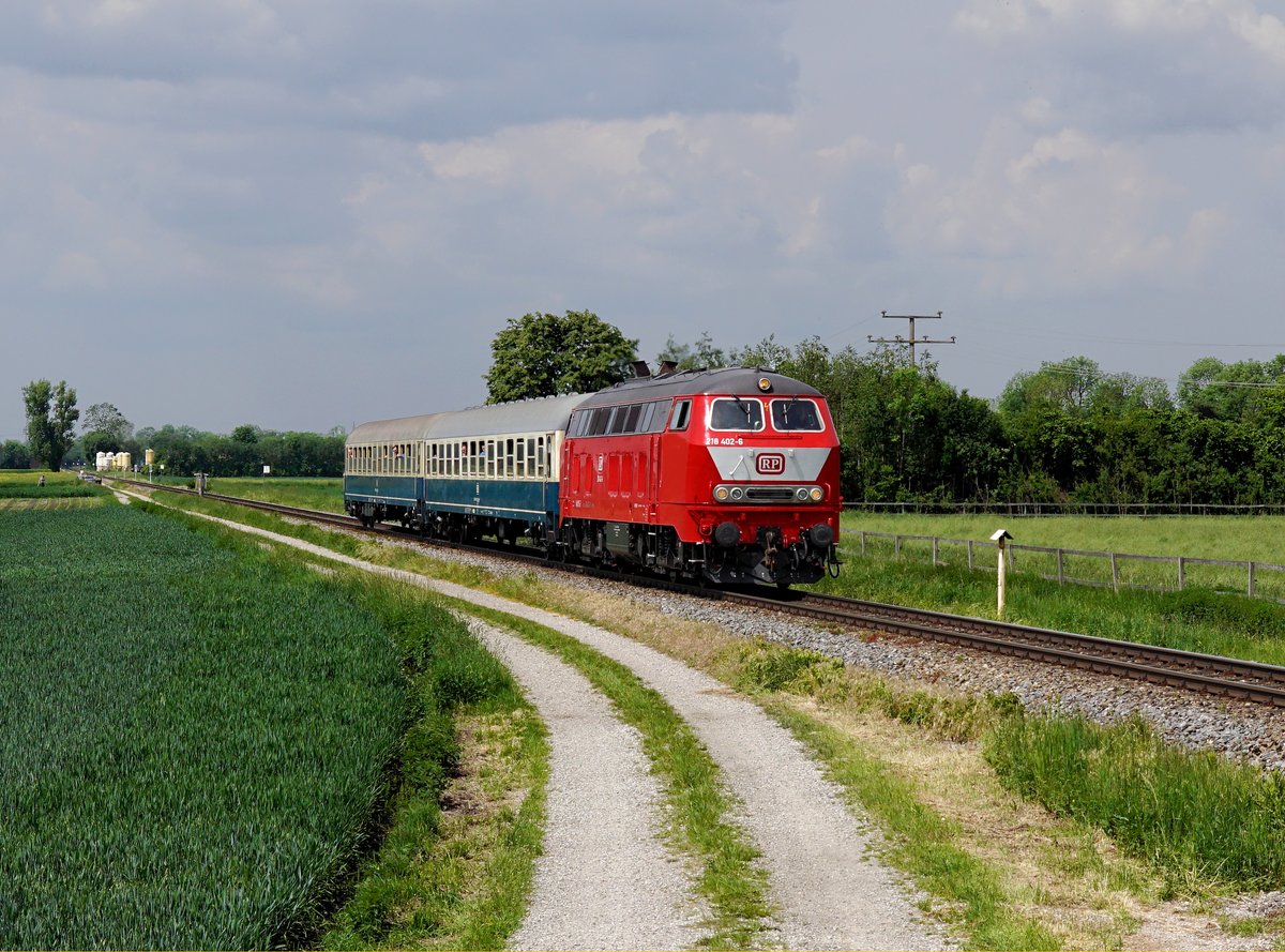Die 218 402 mit einer RB nach Burghausen am 25.05.2019 unterwegs bei Altötting.