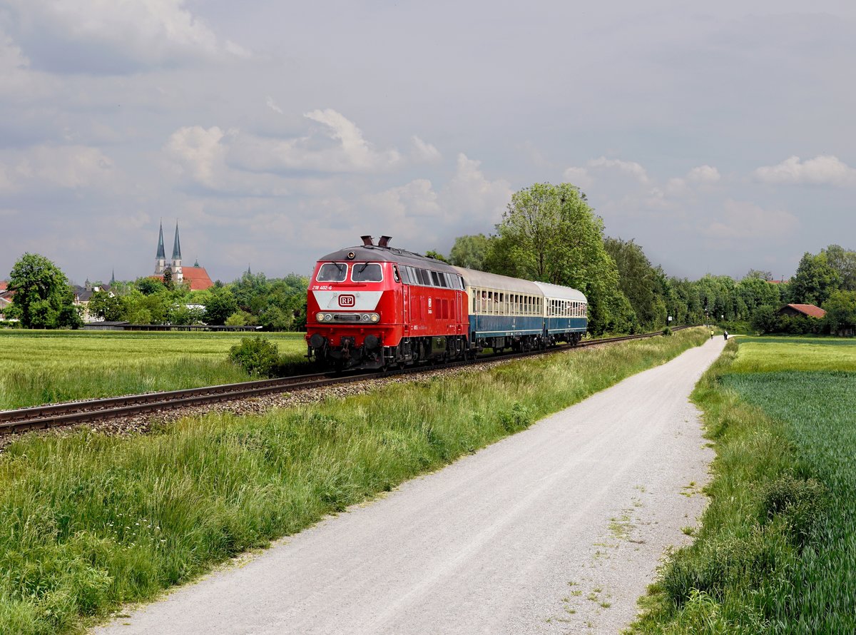 Die 218 402 mit einer RB nach Mühldorf am 25.05.2019 unterwegs bei Altötting.