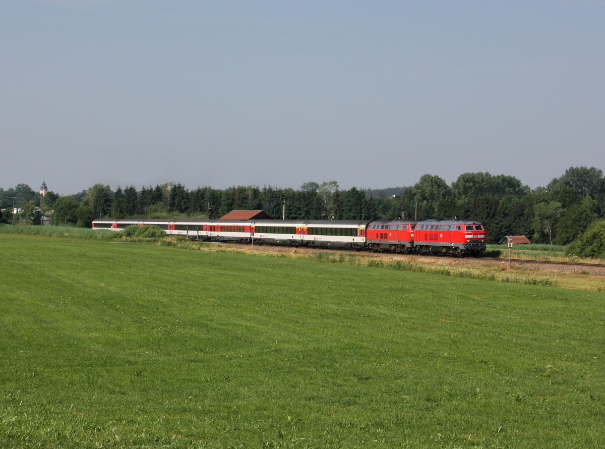 Die 218 403 und die 218 454 mit einem EC nach München am 05.07.2015 unterwegs bei Kißlegg.
