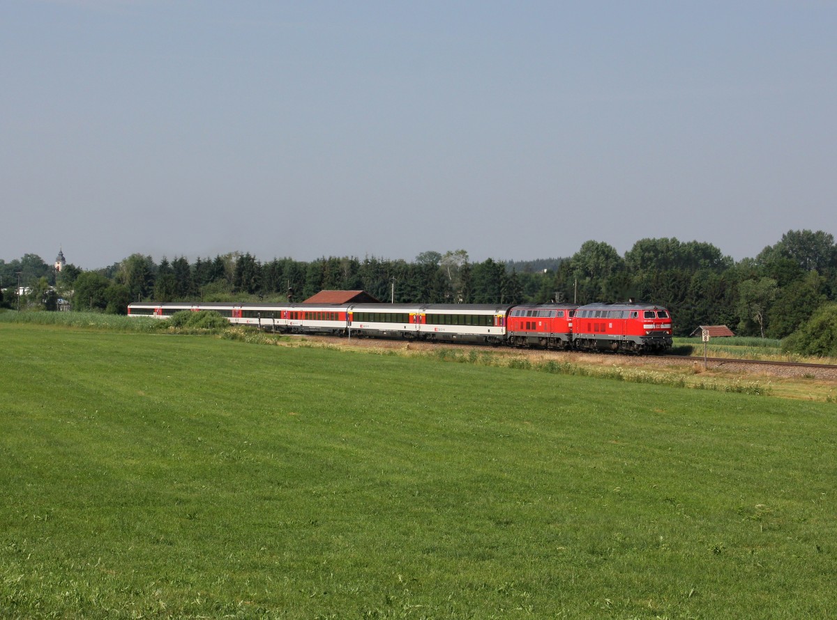 Die 218 403 und die 218 454 mit einem EC nach München am 05.07.2015 unterwegs bei Kißlegg.