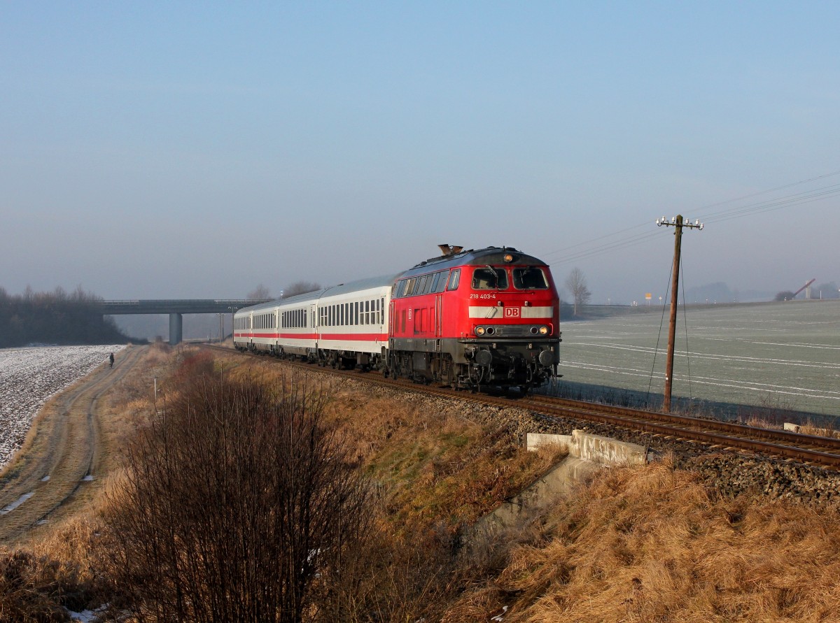 Die 218 403 mit dem IC Rottalerland am 01.02.2014 unterwegs bei Pfarrkirchen.