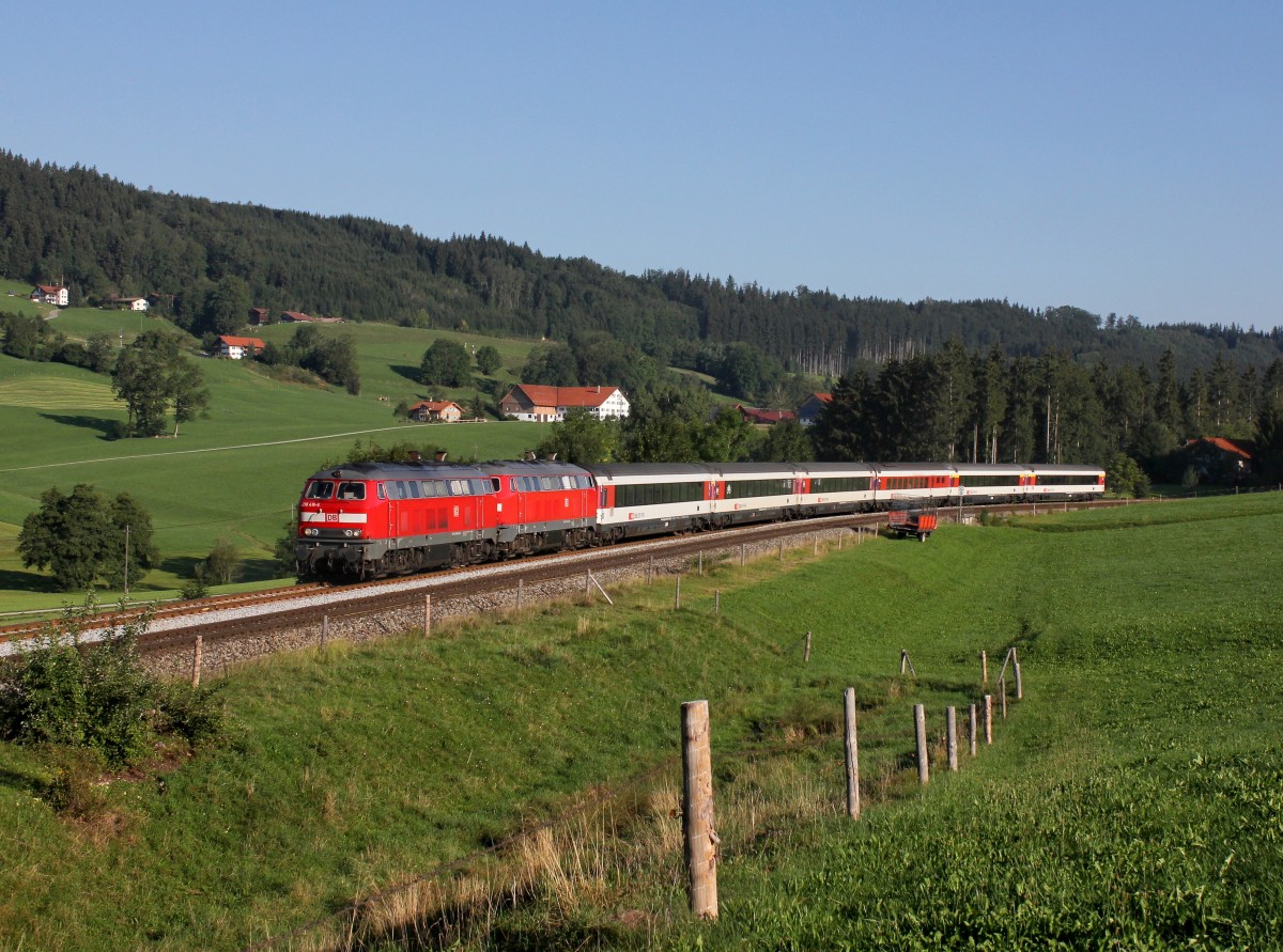 Die 218 416 und die 218 421 mit einem EC nach Zürich am 30.08.2015 unterwegs bei Ellenberg.