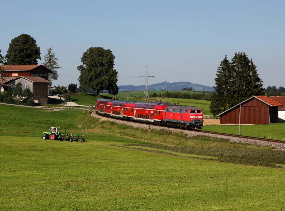 Die 218 424 mit einem RE am 30.08.2015 unterwegs bei Seeg.