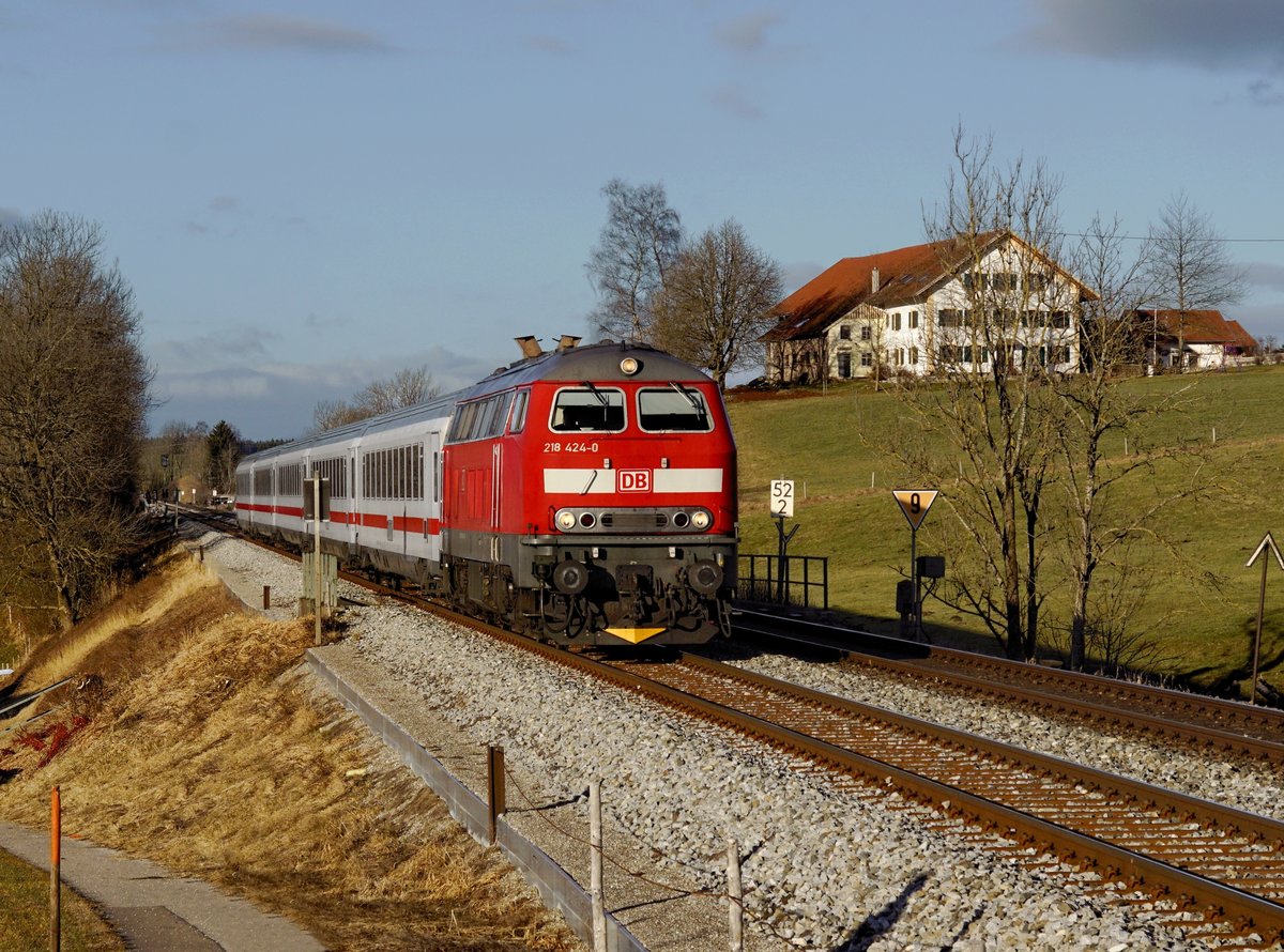 Die 218 424 mit den IC Nebelhorn nach Oberstdorf am 27.12.2016 unterwegs bei Wildpoldsried.