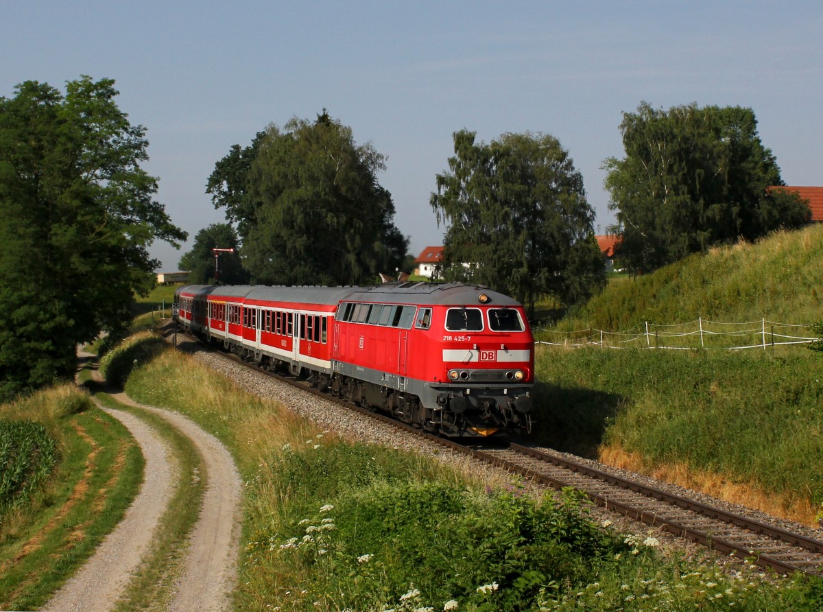 Die 218 425 mit einem RE nach Memmingen am 03.07.2015 unterwegs bei Stetten.