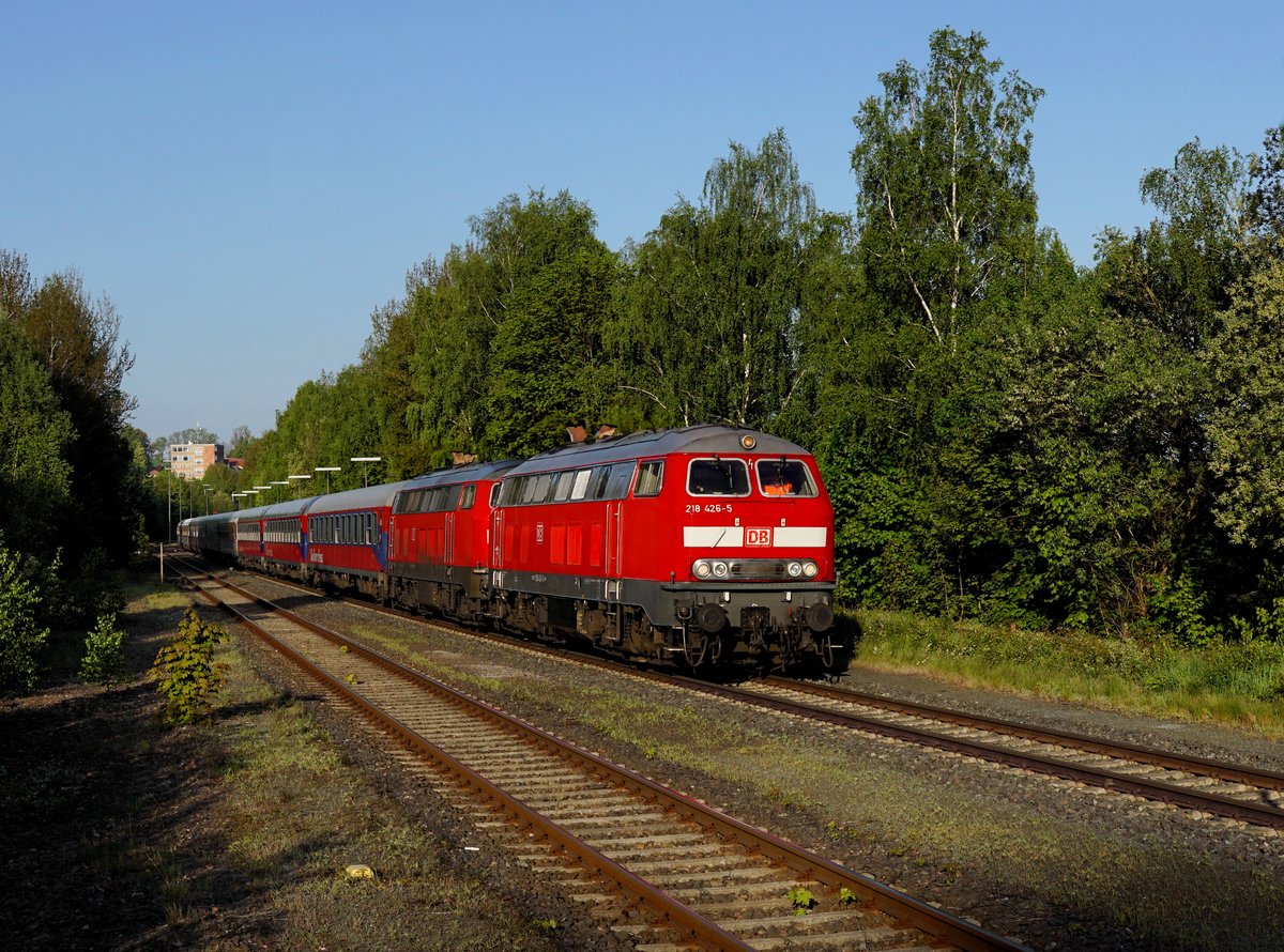 Die 218 426 und die 218 401 mit dem Hochfranken Express nach Prag am 05.05.2018 bei der Durchfahrt in Arzberg.