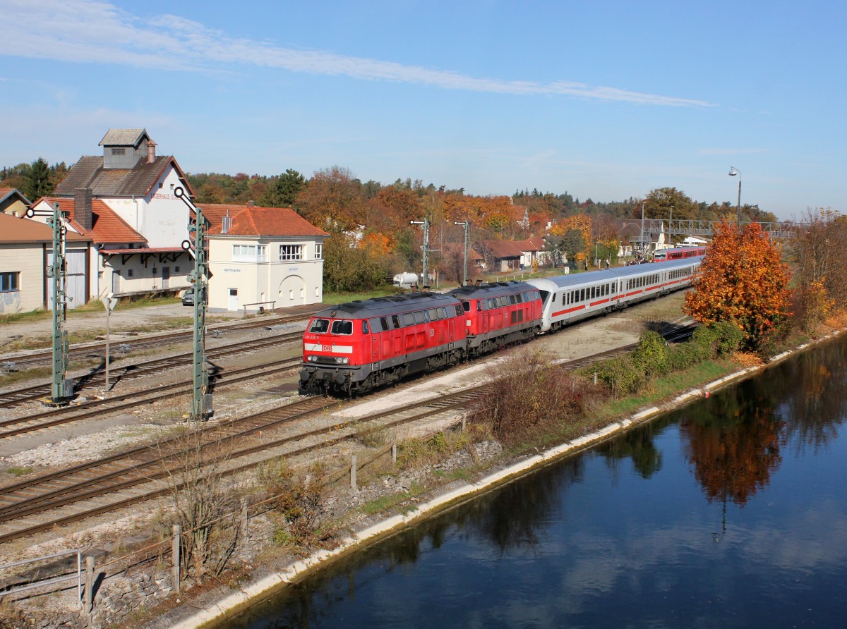 Die 218 426 und die 218 402 mit einem EC am 26.10.2013 bei der Ausfahrt aus Garching an der Alz.