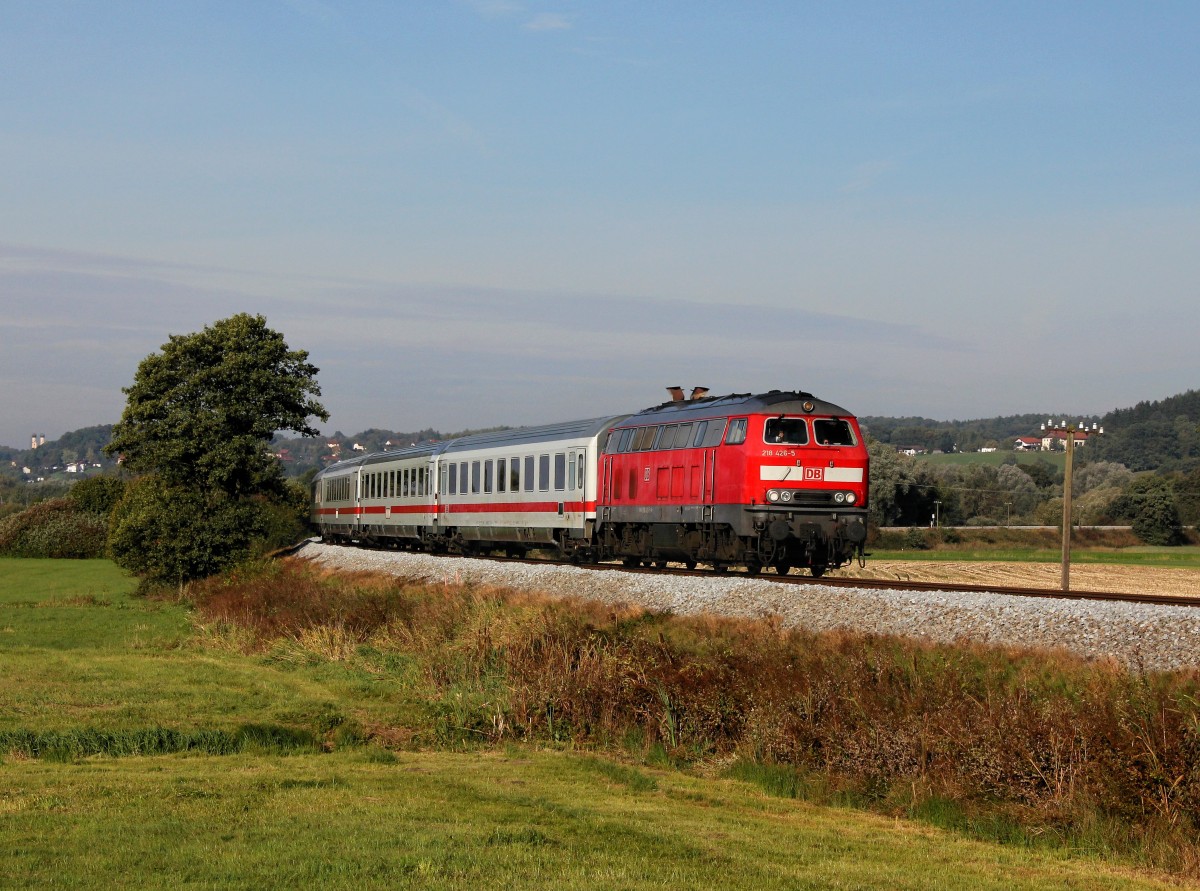 Die 218 426 mit dem IC Rottalerland am 05.10.2013 unterwegs bei Anzenkirchen.