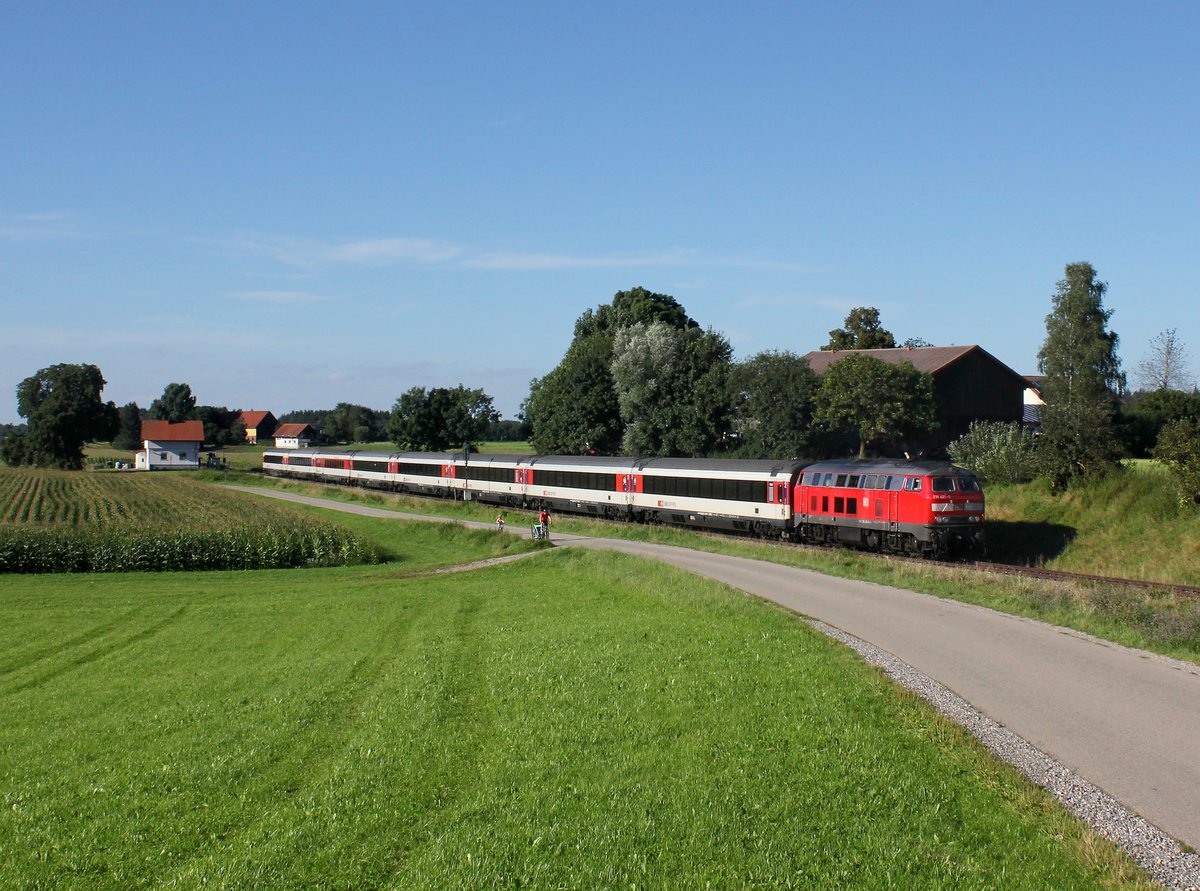Die 218 426 mit einem EC am 13.08.2016 unterwegs bei Aichstetten.