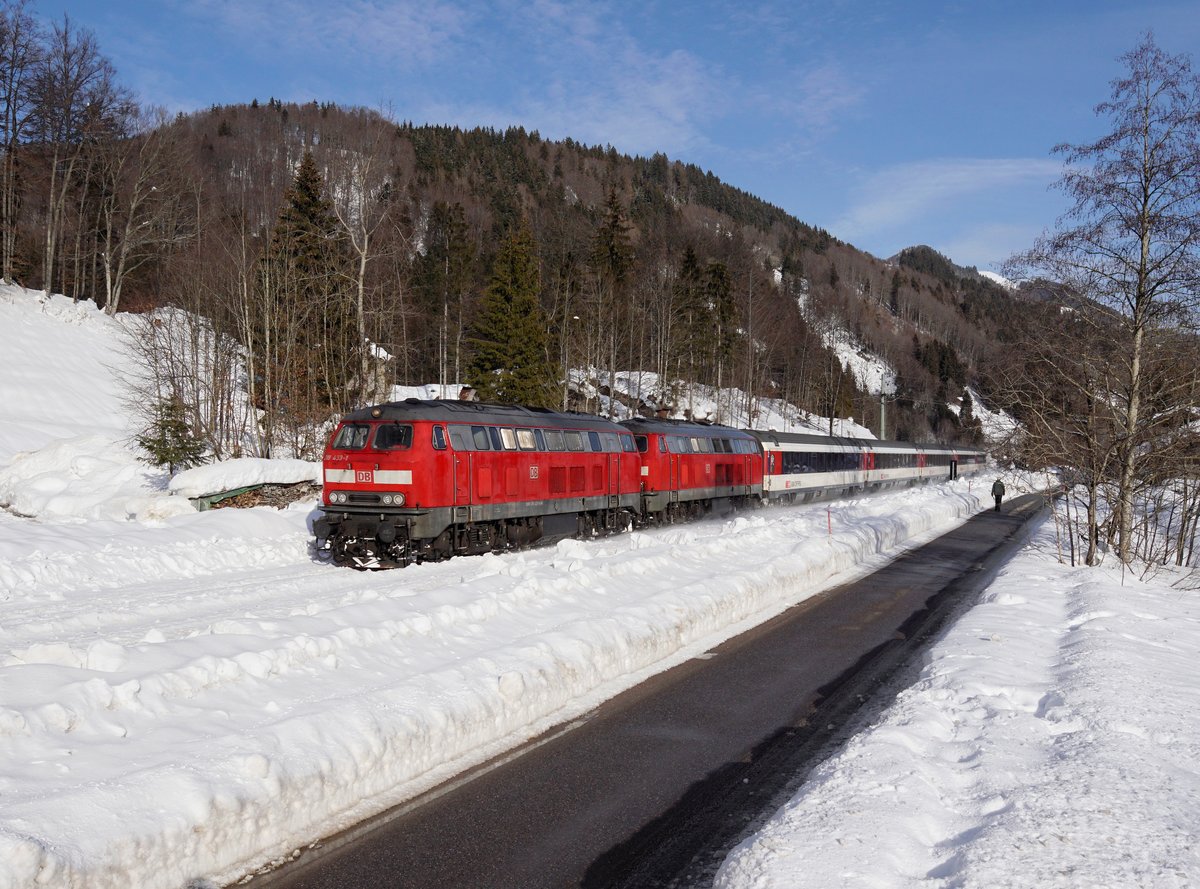 Die 218 433 und die 218 423 mit einem EC nach Zürich am 19.01.2019 unterwegs bei Oberstaufen.