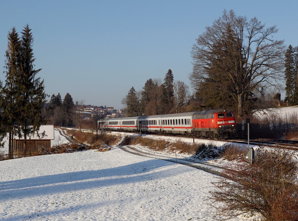 Die 218 434 mit dem IC Nebelhorn am 15.12.2018 unterwegs bei Martinszell.