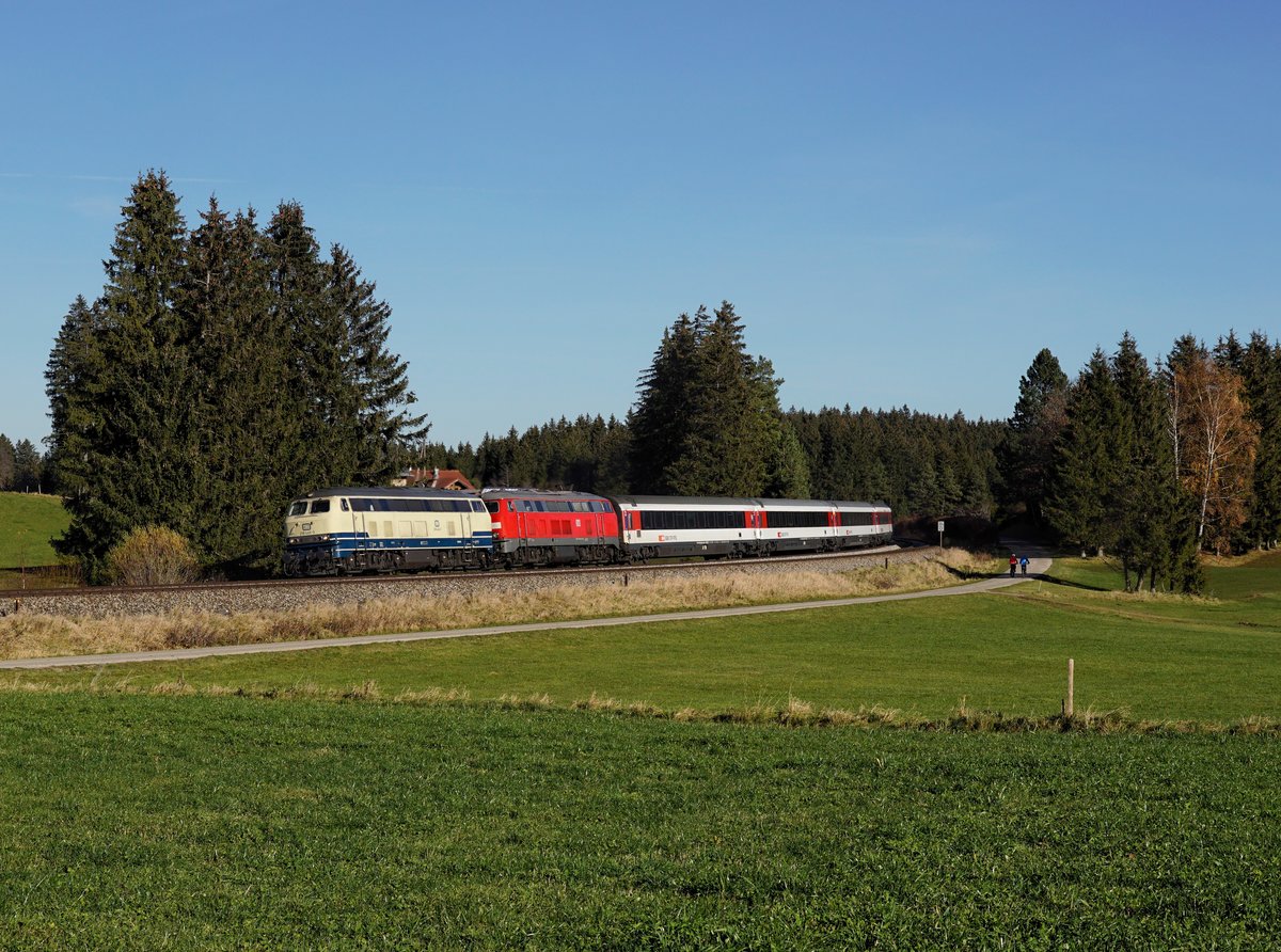 Die 218 446 und die 218 452 mit einem EC nach Zürich am 14.11.2020 unterwegs bei Görwangs.