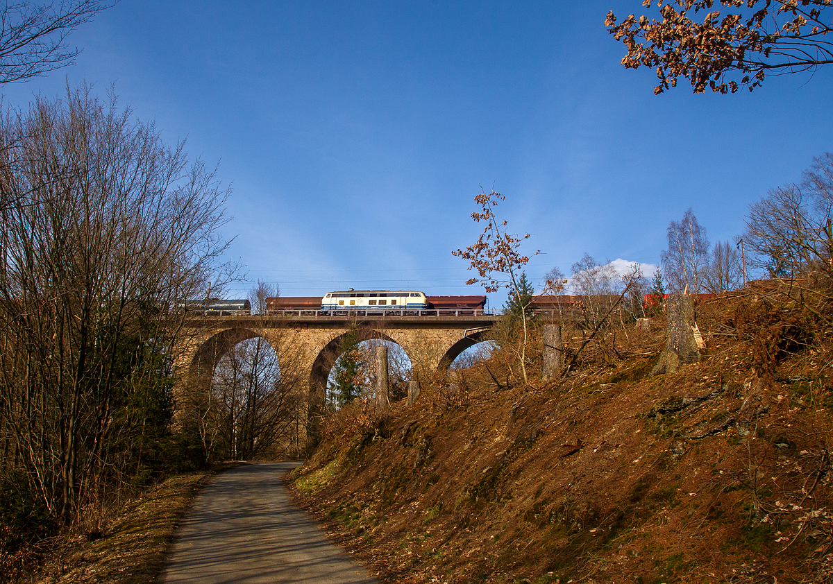 Die 218 447-1 (92 80 1218 447-1 D-RPRS) der Railsystems RP GmbH (Gotha) fährt am 23.02.2021 als Lz über den Rudersdorfer Viadukt in Richtung Dillenburg. Dahinter in Gegenrichtung fährt ein Güterzug gezogen von zwei 151ern in Richtung Siegen.