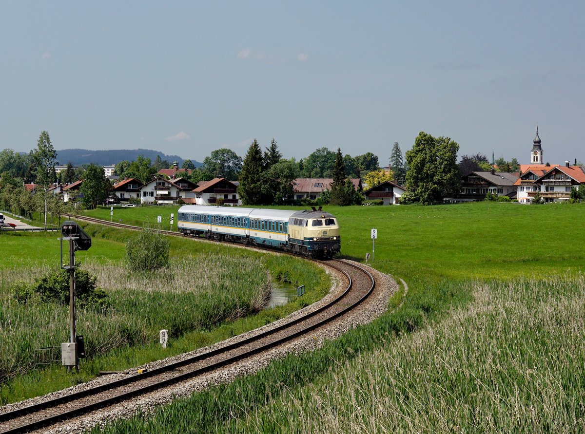 Die 218 447 mit einem ALX nach Oberstdorf am 26.05.2018 unterwegs bei Sonthofen.