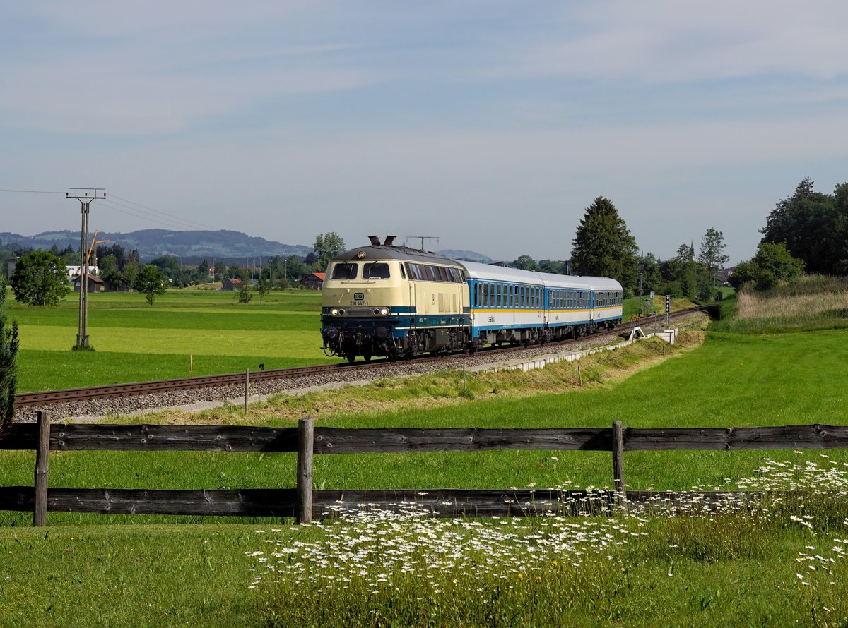 Die 218 447 mit einem ALX nach Oberstdorf am 26.05.2018 unterwegs bei Altstätten.