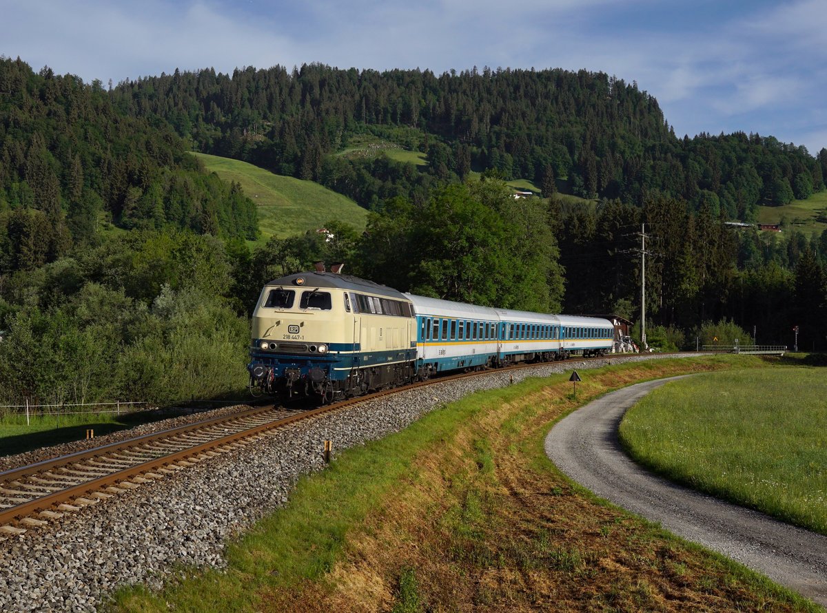 Die 218 447 mit einem ALX nach Oberstdorf am 26.05.2018 unterwegs bei Oberstdorf.
