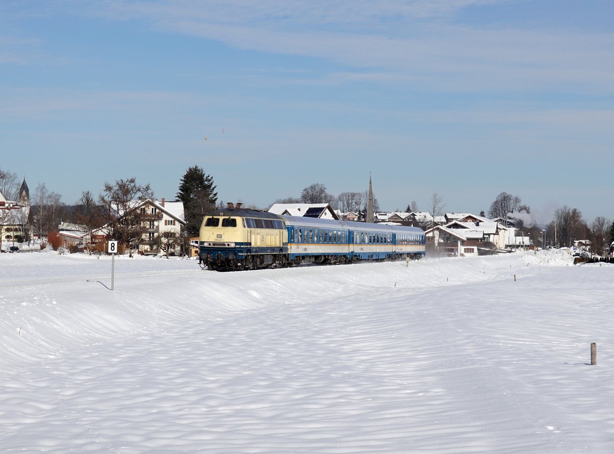 Die 218 447 mit einem ALX nach Oberstdorf am 19.01.2019 unterwegs bei Blaichach.