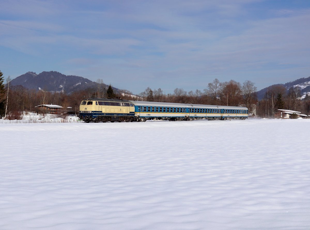 Die 218 447 mit einem ALX nach München am 19.01.2019 unterwegs bei Immenstadt.