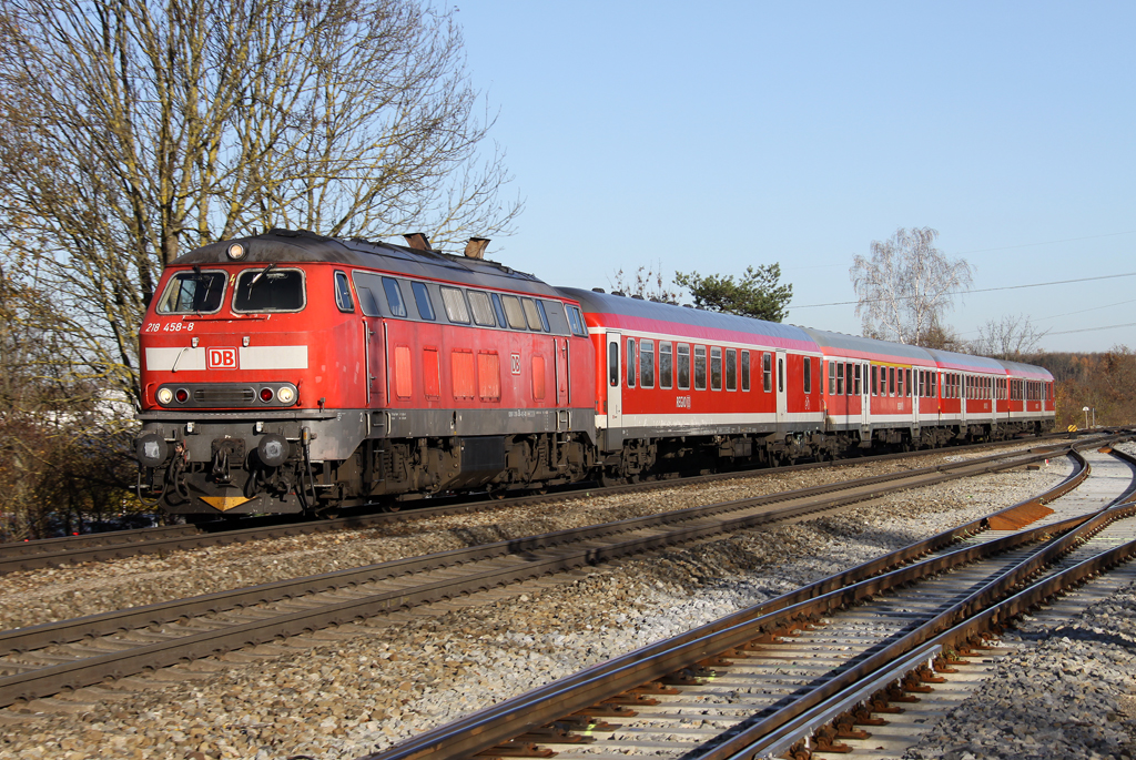 Die 218 458-8 erreicht Kaufering mit der RB von Mnchen nach Kempten am 18.11.2013