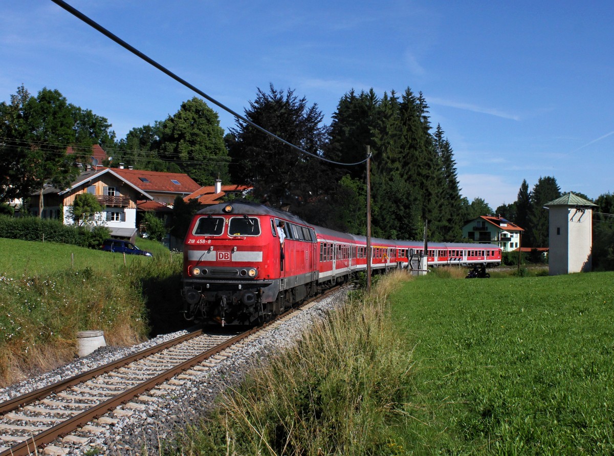 Die 218 458 mit einer RB nach Füssen am 19.07.2014 unterwegs bei Leuterschach.