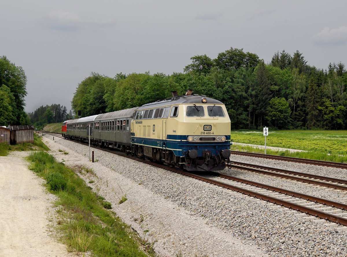 Die 218 460 mit einer RB nach Hörpolding am 25.05.2019 bei der Einfahrt in Tüßling.