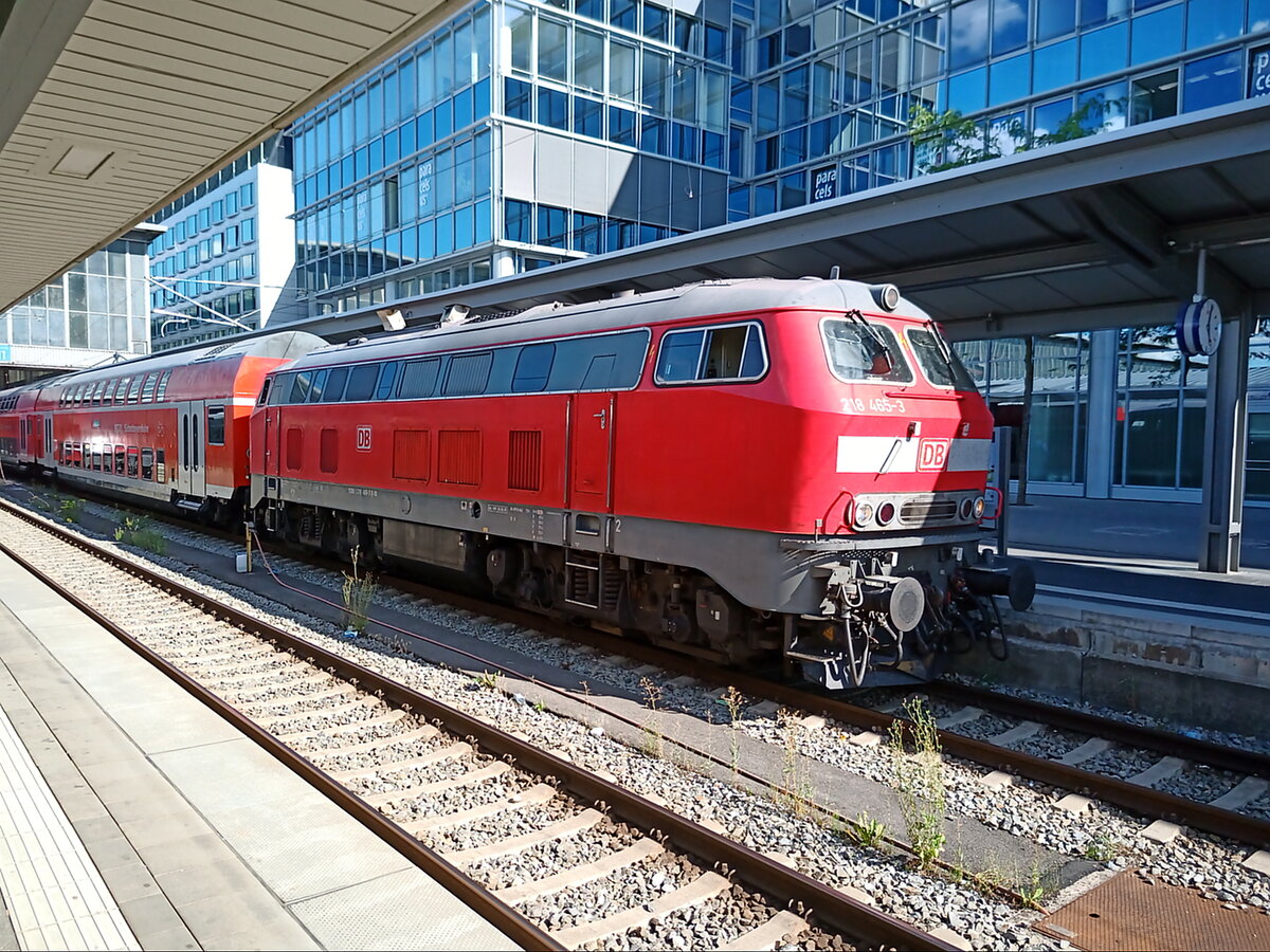 Die 218 465-3 am 2. August 2022 gegen 17:03 Uhr in München Hbf