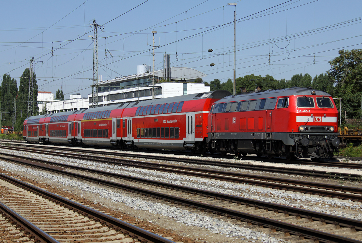 Die 218 465-3 mit der RB von Mnchen nach Mhldorf in Mnchen Sd am 16.08.2013