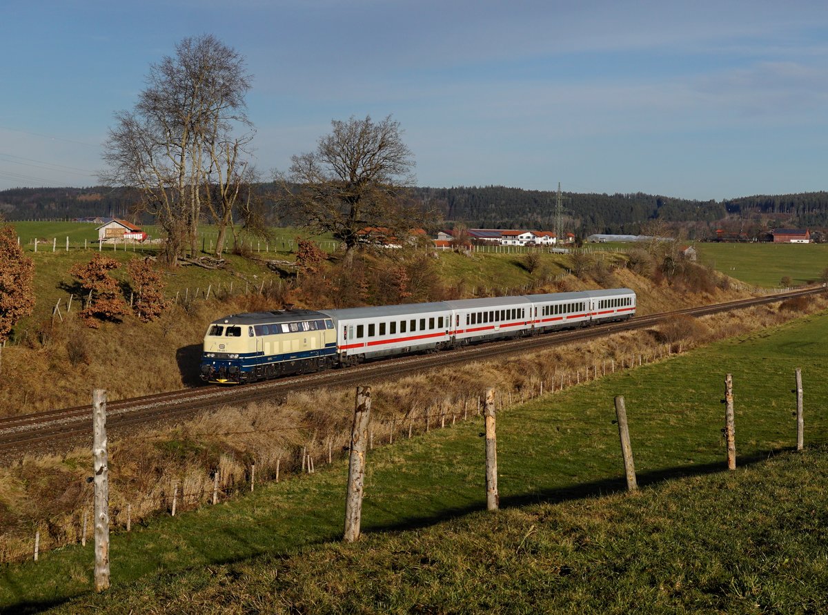 Die 218 466 mit dem IC Nebelhorn nach Oberstdorf am 21.11.2020 unterwegs bei Aitrang.