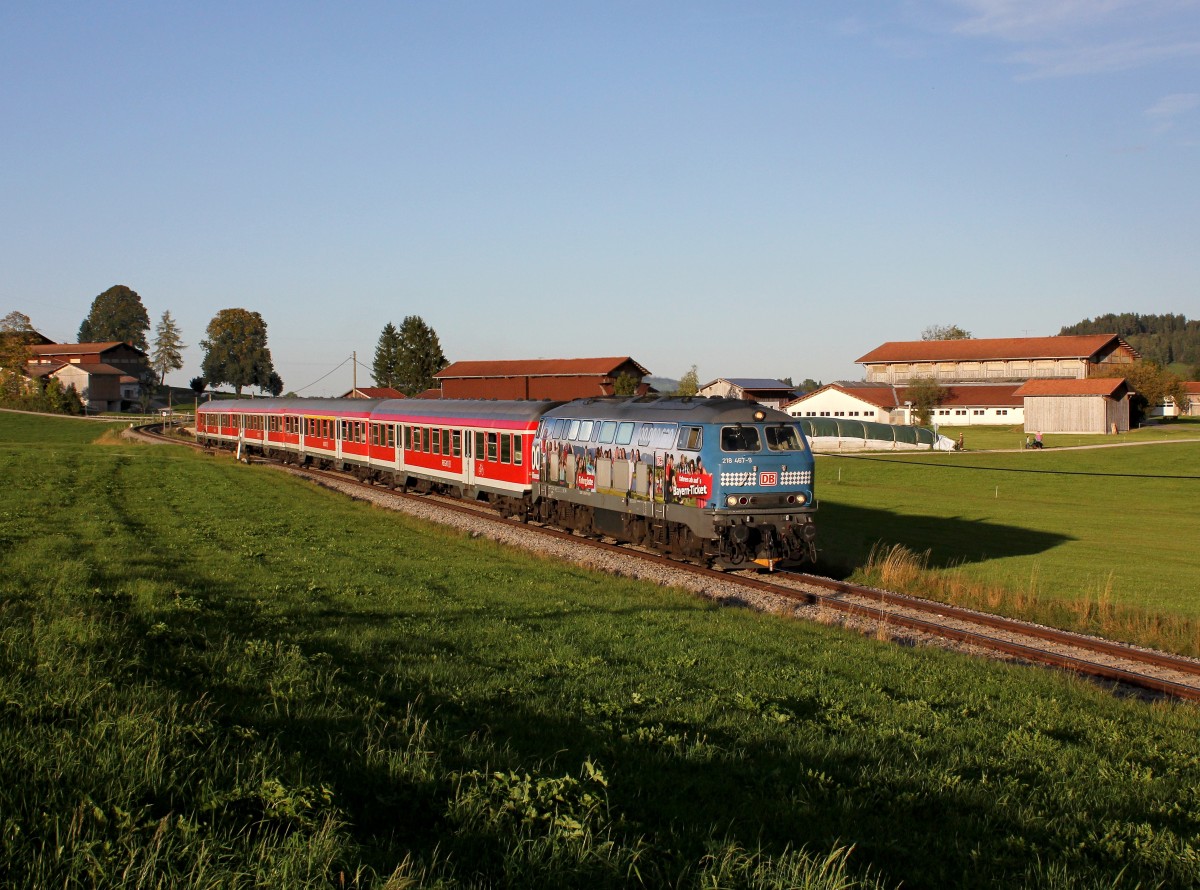 Die 218 467 mit einer RE nach Füssen am 09.10.2014 unterwegs bei Seeg.