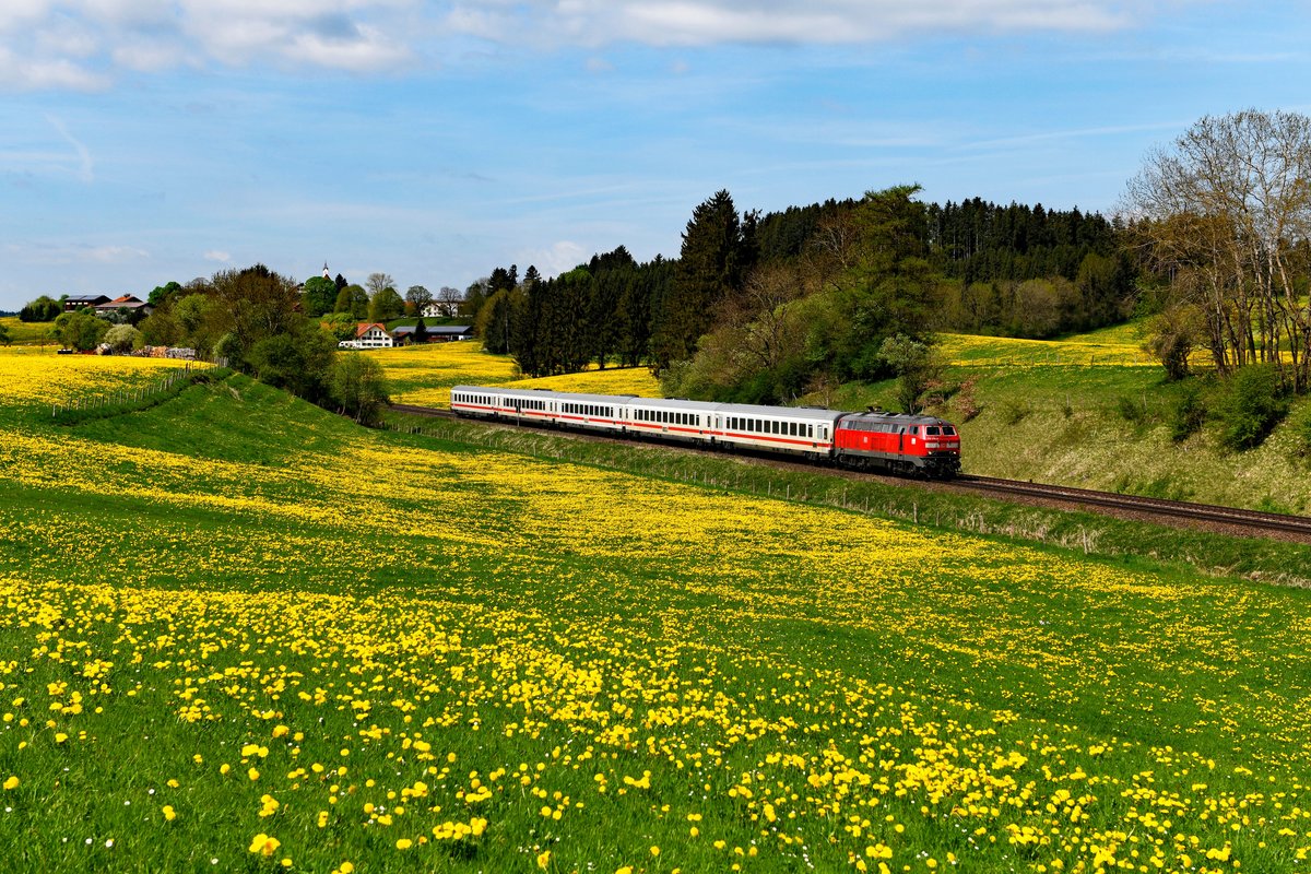 Die 218 476 ist einer der wenigen in Ulm beheimateten Loks dieser Baureihe, die sich in gutem äußerlichen Pflegezustand befinden. Am 25. April 2018 konnte ich sie mit dem IC 2084  Nebelhorn  nach Hamburg Altona bei Aitrang fotografieren. Im Hintergrund erkennt man die Ortschaft Görwangs. 