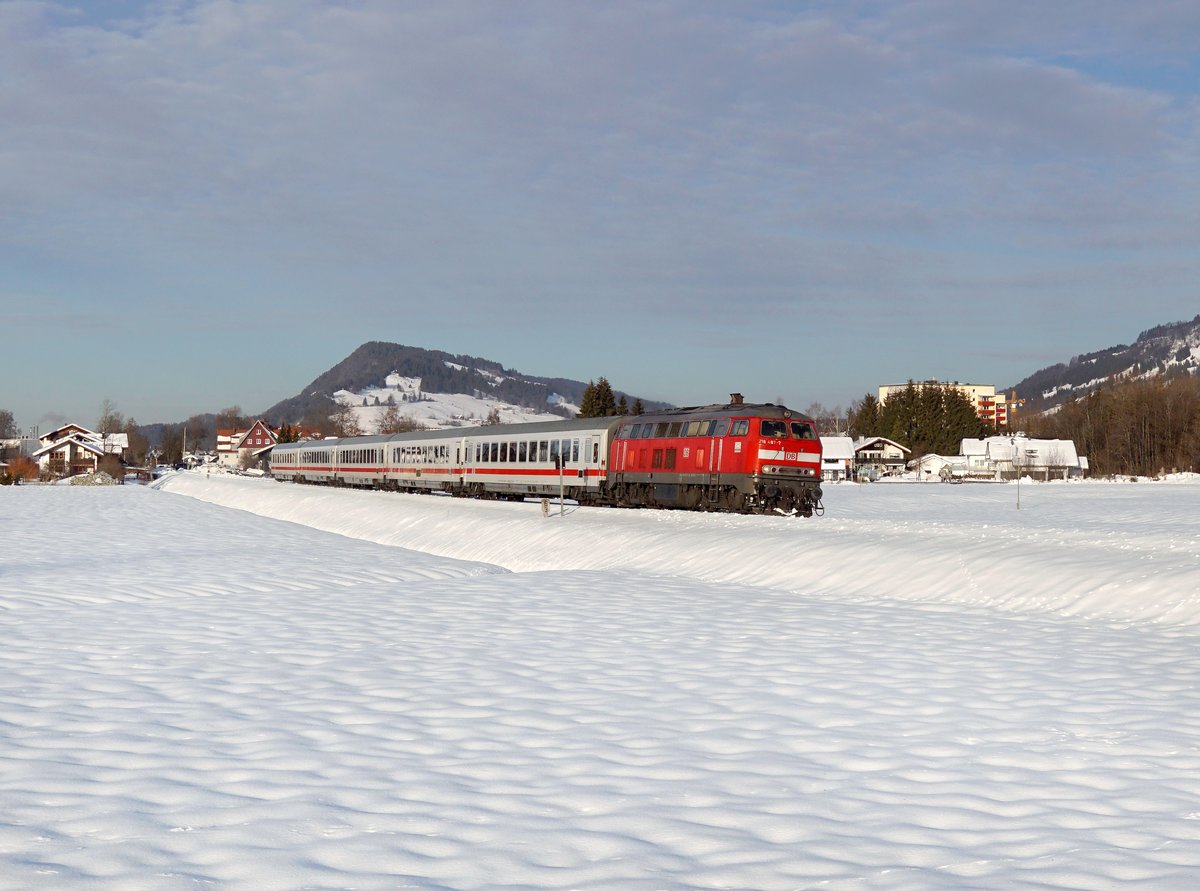 Die 218 487 mit dem IC Nebelhorn nach Oberstdorf am 19.01.2019 unterwegs bei Blaichach.