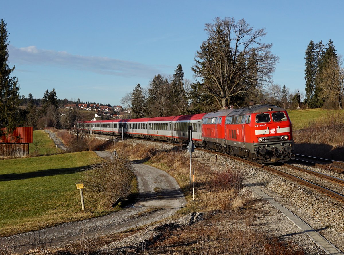 Die 218 488 und die 218 824 mit einem EC nach Innsbruck am 30.12.2019 unterwegs bei Martinszell.