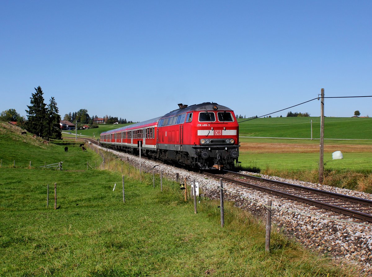Die 218 489 mit einer RB nach Füßen am 09.10.2014 unterwegs bei Seeg.