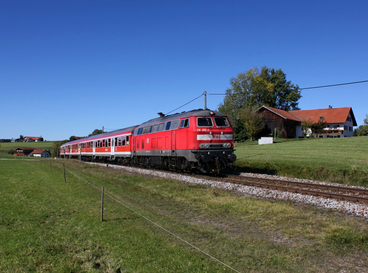 Die 218 492 mit einer RB nach Füssen am 09.10.2014 unterwegs bei Seeg.