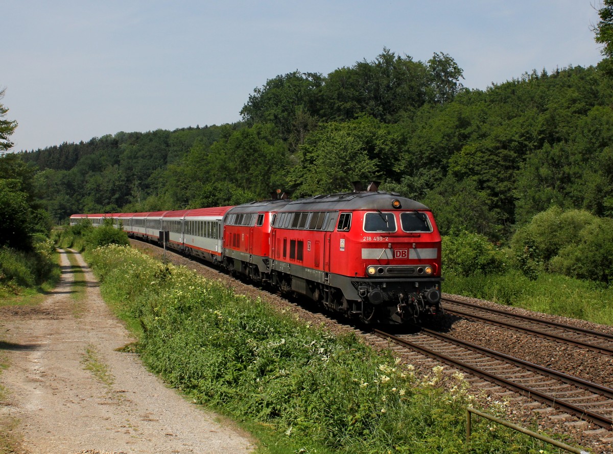 Die 218 499 und die 218 481 mit einem IC nach Innsbruck am 04.07.2015 unterwegs bei Durlesbach.