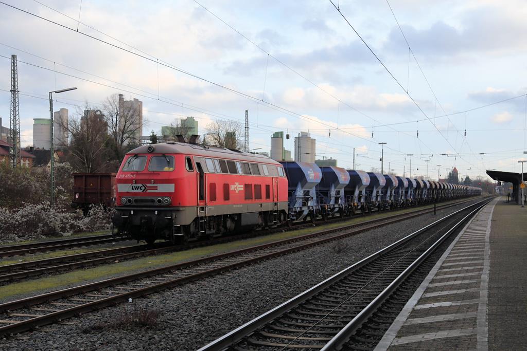 Die 218450.5 der Lappwaldbahn hatte am 5.12.2020 Schotter auf die derzeit im Streckenausbau befindliche Teutoburger Wald Eisenbahn gebracht und wartet nun hier um 14.28 Uhr mit ihrem Leerzug im Bahnhof Lengerich auf die Weiterfahrt in Richtung Osnabrück.