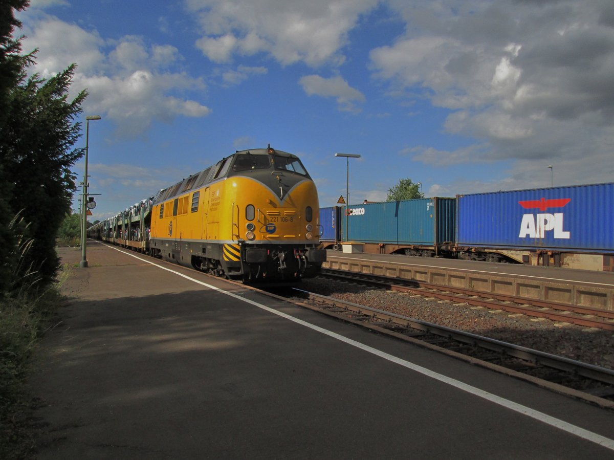 Die 221 106-8 habe ich am 17. August 2015 beim Wiesauer Bahnhof fotografiert.
