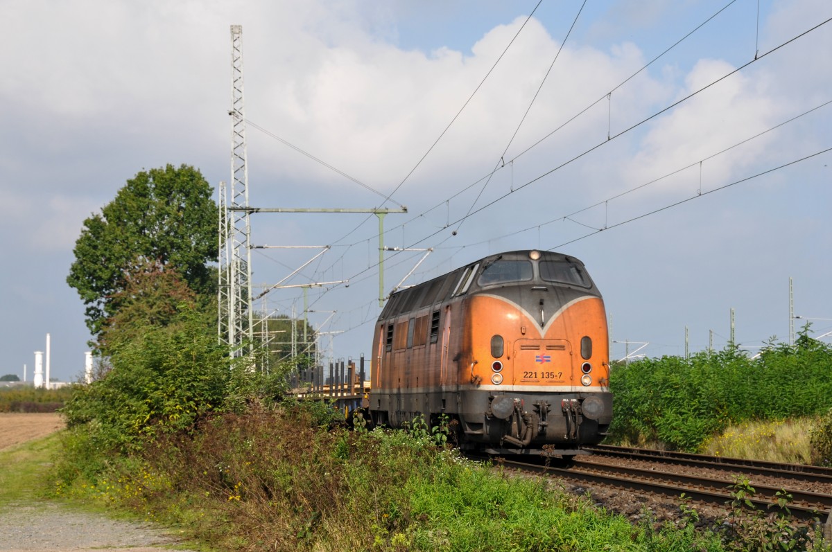 Die 221 135-7 der Bocholter Eisenbahngesellschaft kam mir in Porz-Wahn entgegen. Aufgenommen am 27/09/2014.