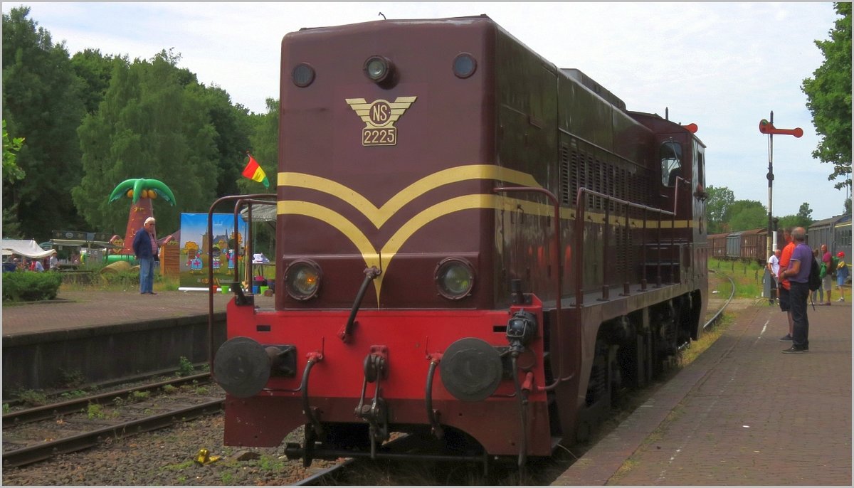 Die 2225 der NS beim Umsetzen am Bahnhof von Simpelveld (Niederlande). Abgelichtet am 08.Juli 2017 beim Stoomtreinfest der ZLSM. 